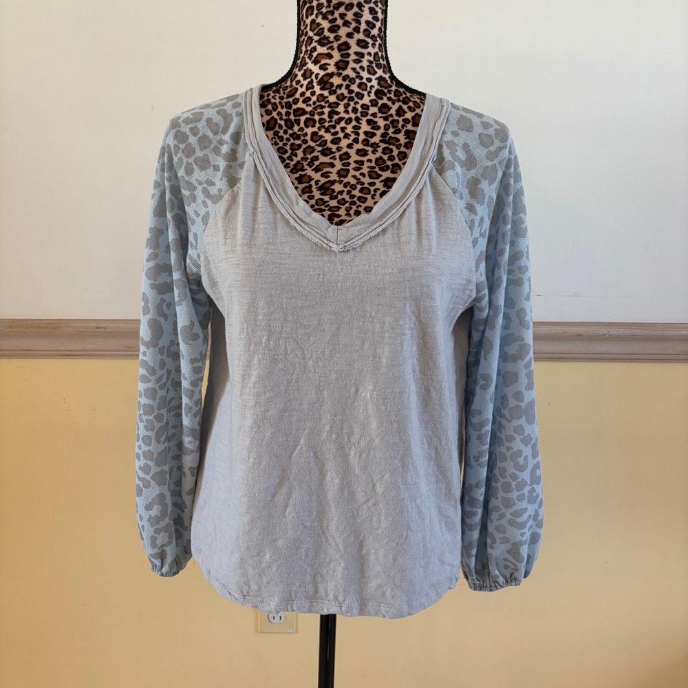 Hem & Thread Womens Blue Leopard Raglan Slub V-Neck Top Style 30648 Small NEW